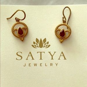 Satya pendant earrings gold with garnet stone